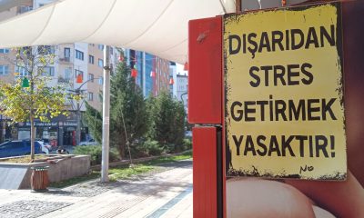 İşletmesine ilginç yazılar yazarak dikkat çekiyor