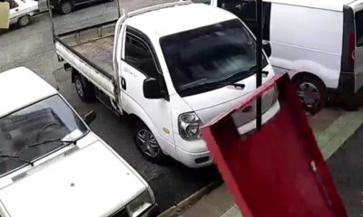 Rüzgârdan devrilen buzdolabı kapağı otomobile zarar verdi (Video Haber)