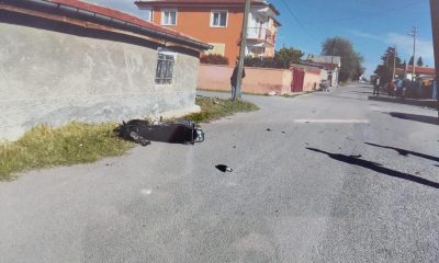 Otomobilin çarptığı motosikletin sürücüsü metrelerce savruldu
