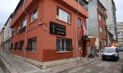 Pastöre tokatlı saldırıyla gündeme gelen kiliseye zorla girmeye çalışan alkollü şahıslar tutuklandı