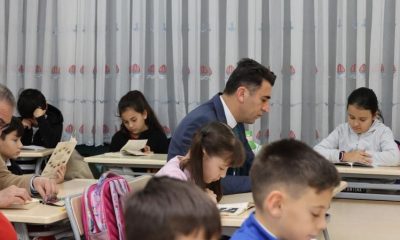 Vali öğrencilerle sırada oturup kitap okudu