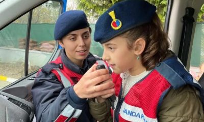 Jandarma ekipleri öğrenciler ile bir arada
