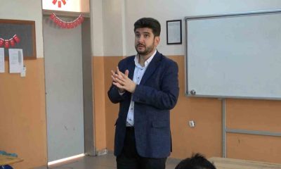 Kütahya’da görme engelli öğretmen, öğrencilere tarihi sevdiriyor