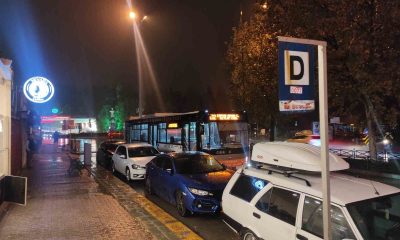 Bilinçsiz sürücüler otobüs duraklarını işgal ediyor