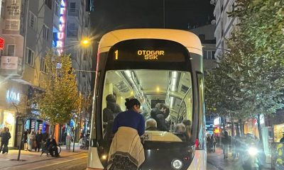 Tramvay arkasında tehlikeli yolculuk