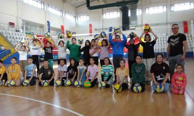 Tavşanlı’da gençler voleybol ile spora katılıyor
