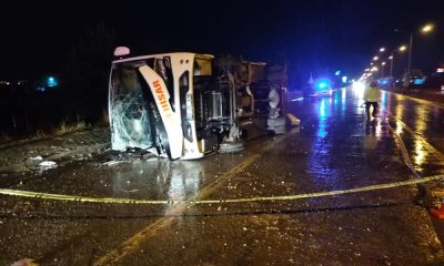 Midibüs devrildi: 24 kişi yaralandı