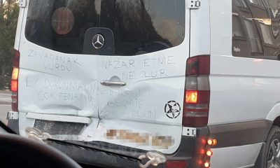 Hasarlı aracın üzerindeki yazılar dikkat çekti