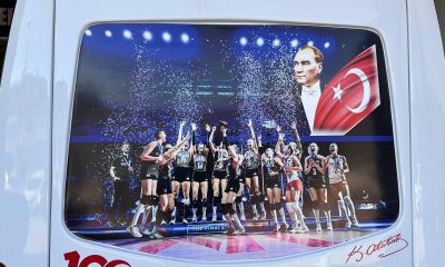 Filenin Sultanları’na ait posteri aracında taşıyor