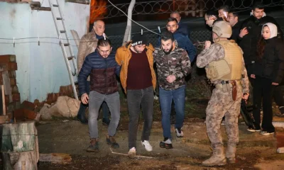 Polisi görünce elinde bıçakla çatıya kaçtı, 2 saatlik çabayla ikna edildi