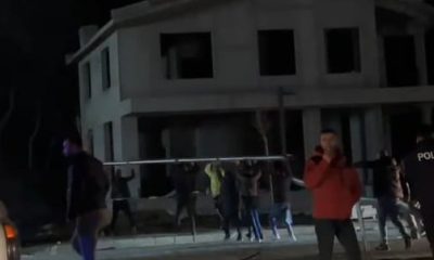 Kazada yola devrilen elektrik direğini el birliğiyle kaldırıp böyle taşıdılar