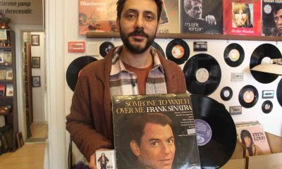 Sahaf dükkanında müzik tutkunlarına eski dönemleri yaşatıyor