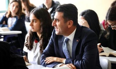 Vali Aygöl, öğrencilerin sıra arkadaşı oldu