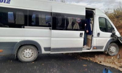 Simav’da servis aracı toprak yığınına çarptı: 14 öğrenci yaralandı