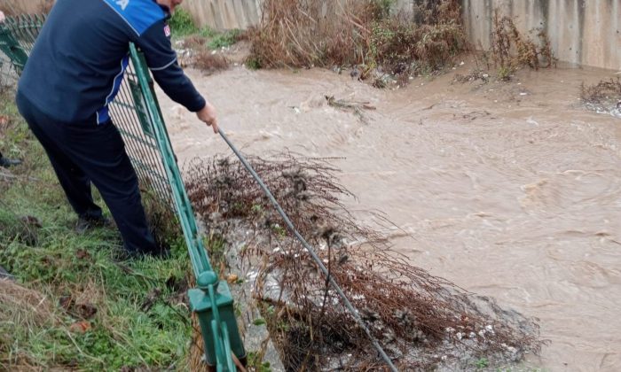 Hisarcık’ta sel sularına kapılan kediyi zabıta ve itfaiye ekipleri kurtardı