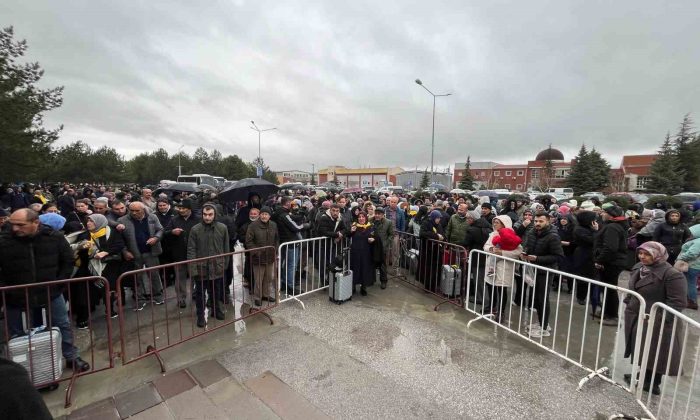 Umre yolcuları havalimanında yoğunluk oluşturdu