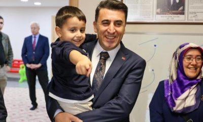 Minik öğrenci valiye okulunu gezdirdi