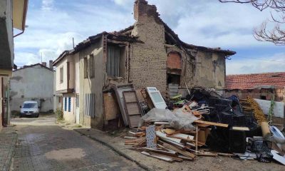 Metruk ev mahalle sakinlerini endişelendiriyor