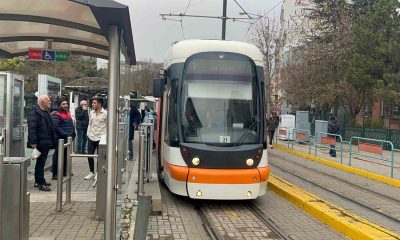 Eskişehir’de tramvaya silah ve bıçakla bindiği iddia edilen 4 şahıs bir yolcuyu darp etti