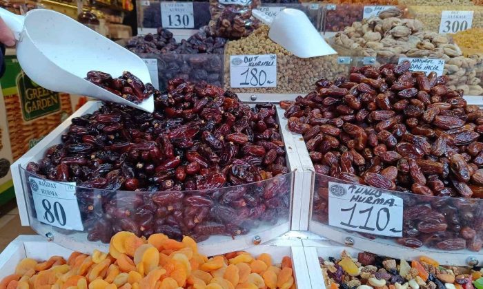 Umreye giden vatandaşların dönüşlerinin yaklaşmasıyla hurmaya talep arttı