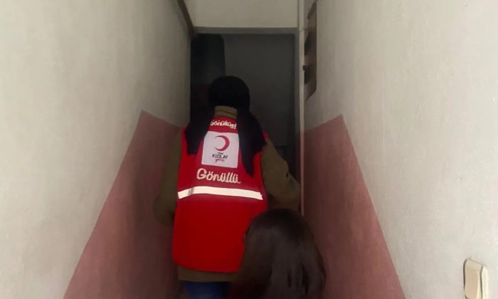 Kızılay Gönüllüleri her başvuruya koşuyor