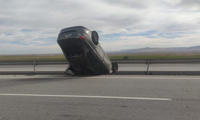 Takla atıp refüje giren otomobilde 2 kişi yaralandı