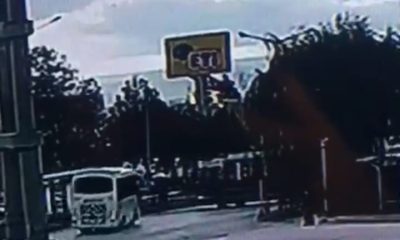 Tramvaya çarpmamak için direksiyonu kırdı, yayaya çarptı; 1 kişi yaralandı