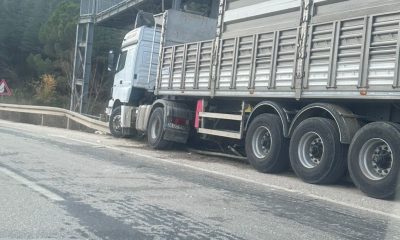 Bilecik’te kontrolden çıkan tır az kalsın üst geçidi yıkıyordu