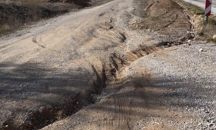 Selden dolayı çukur oluşan köy yolu tehlike saçıyor