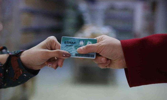 Bu markette para da kredi kartı da geçmiyor