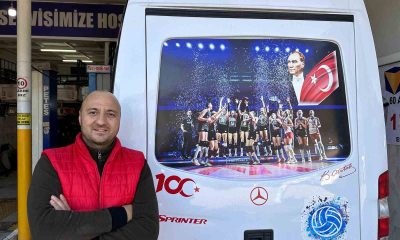 Filenin Sultanları’na ait posteri aracında taşıyor