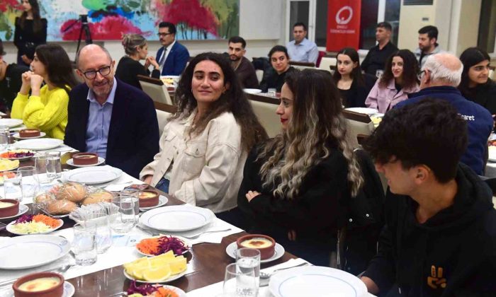 Anadolu Üniversitesi Rektörü Fuat Erdal engelli öğrencilerle akşam yemeğinde bir araya geldi
