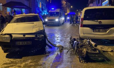 Dönüş yapmaya çalışan araca çarpan motosikletteki sürücü ve yolcu ağır yaralandı