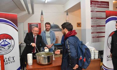 Üniversite öğrencilere sıcak çorbayı tek tek ikram etti