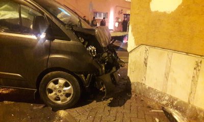 Kamyonet ile minibüs çarpıştı, 1 kişi yaralandı