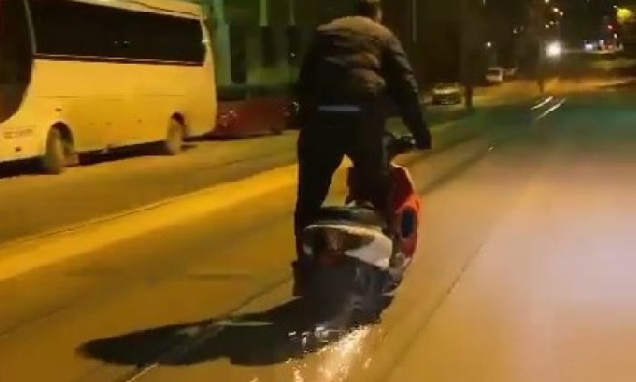 Elektrikli bisikletleriyle kıvılcımlar çıkartıp riskli hareketler yaptılar