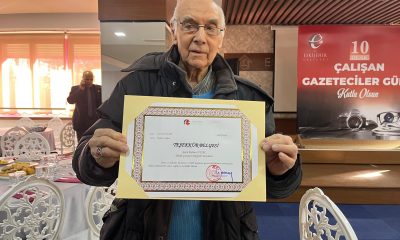 91 yaşında hâlâ gazetecilik yapan Rıdvan Uysal’a teşekkür belgesi