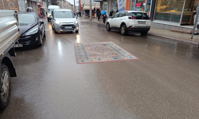 Eskişehirli esnaftan ilginç halı yıkma yöntemi