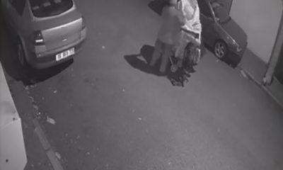 Camda asılı Türk bayrağını kopartarak geri dönüşüm atıklarının içine koydu