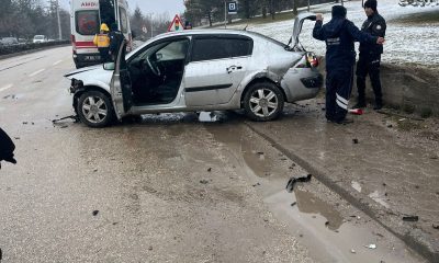 Yol bozukluğundan dolayı kontrolden çıkan otomobilin sürücüsü yaralandı