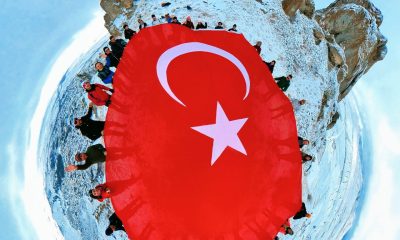 40 kişilik ekip Gönül Dağı’nın zirvesine tırmanarak dev Türk bayrağı açtı