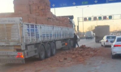 Eskişehir’de tır dorsesinden dökülen tuğlalar trafiği olumsuz etkiledi