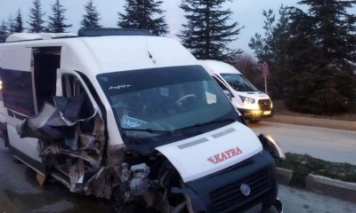 Viraja hızlı giren işçi servisi ağaca çarptı, 12 kişi yaralandı