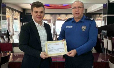 Simav Kaymakamı Karaloğlu’dan zehir tacirlerini yakalayan polislere başarı belgesi