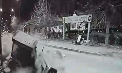 Sürücüsünün 50 TL’sini gasp edip kaçırdıkları otomobille kaza yaptılar