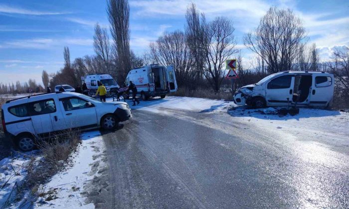 Afyonkarahisar’da trafik kazası, 6 kişi yaralandı