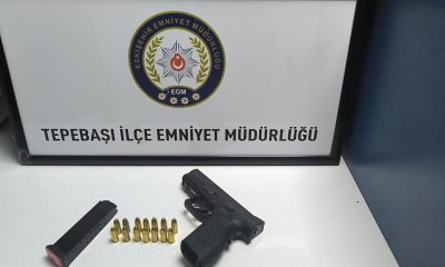 Polise mukavemet gösteren şahısların aracından tabanca çıktı