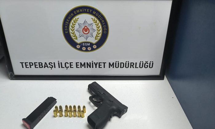 Polise mukavemet gösteren şahısların aracından tabanca çıktı