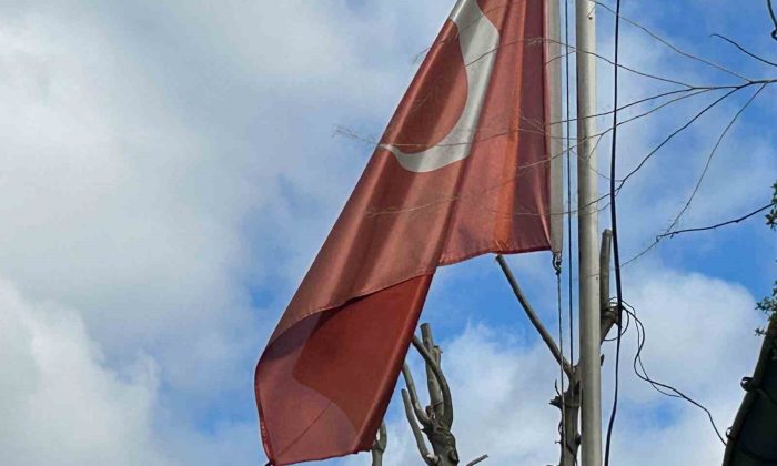 Eskişehir’de bakımsız Türk bayrağının hali tepkiye sebep oldu