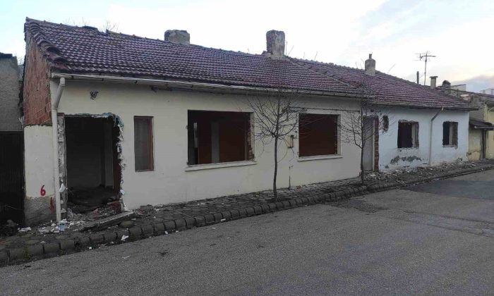 Metruk ev mahalle sakinlerine endişe veriyor